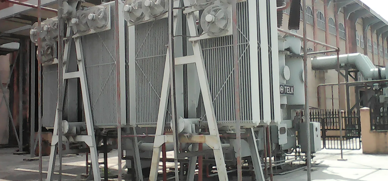 Power transformer with radiator banks and ONAF cooling fans